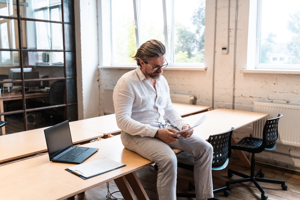 senior-business-man-sitting-in-his-office-2021-09-04-07-20-54-utc (1).jpg дебиторка