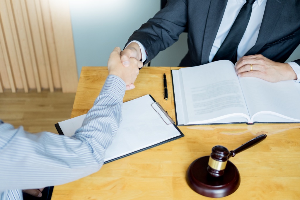midsection-businessmen-shaking-hands-desk-office.jpg руки
