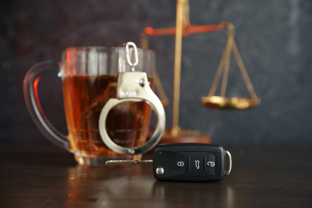 concept-dui-law-hammer-alcohol-car-keys-wooden-table-dark-background.jpg кружка