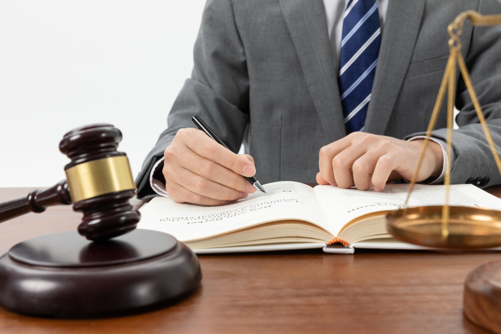 closeup-shot-person-writing-book-with-gavel-table.jpg галстук